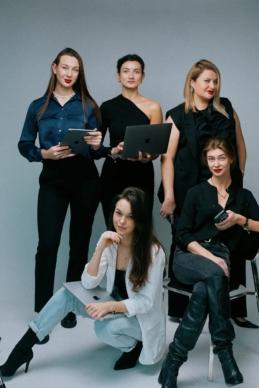 D'LUXE AGENCY CORP.